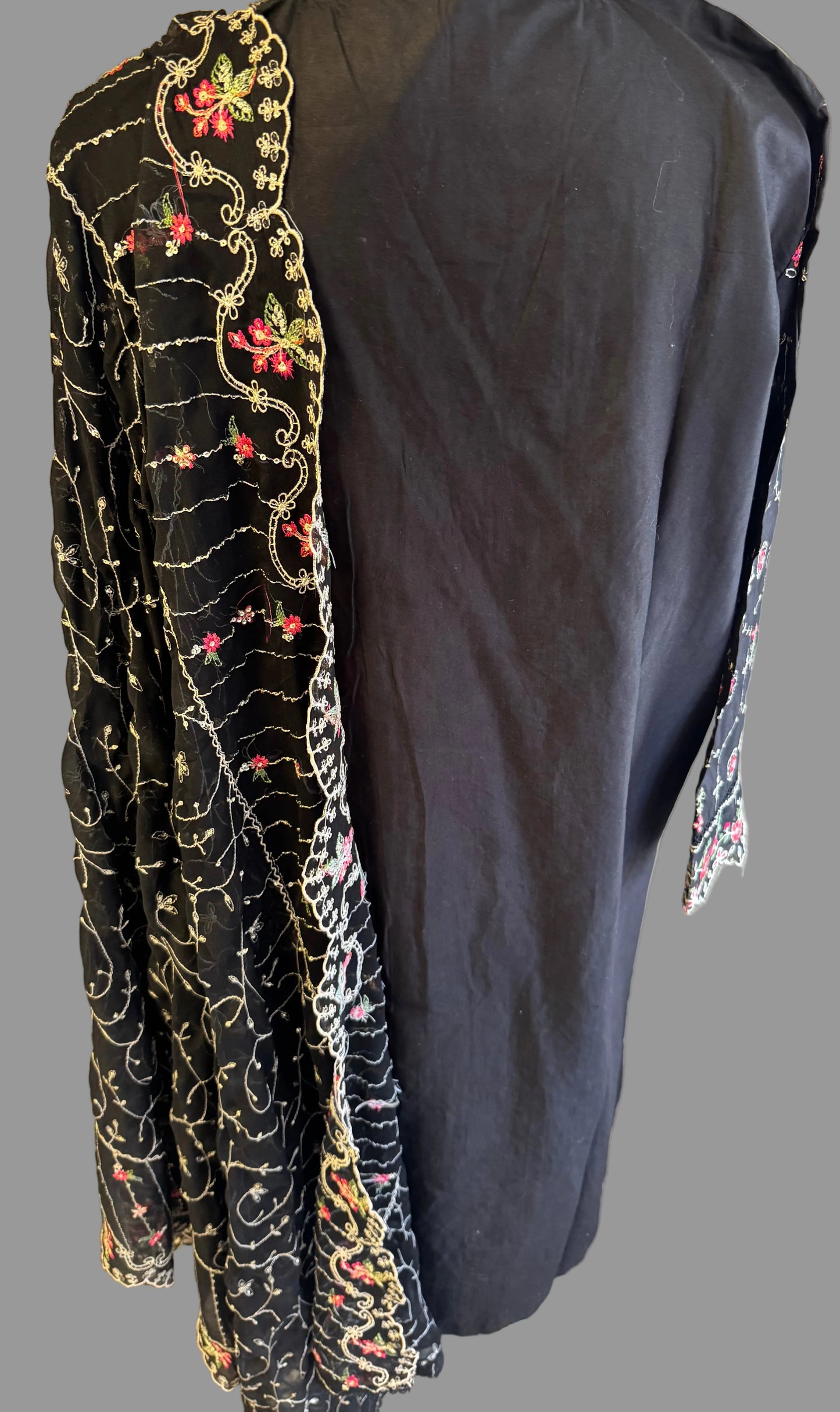 Luxury Embroidered Lawn 3-Piece Suit – Midnight Black & Magenta